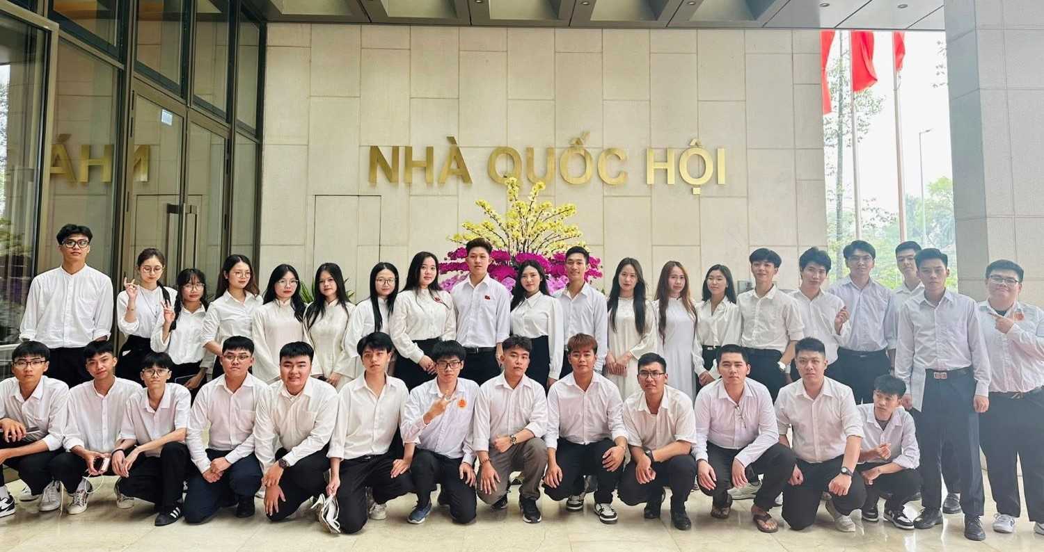 Sinh viên Khoa Lý luận Chính trị - Luật, Trường Đại học Hồng Đức trải nghiệm thực tế tại Tòa nhà Quốc hội